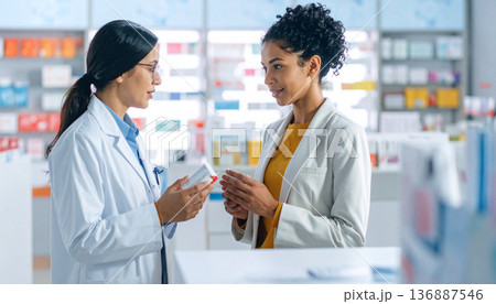 薬局カウンターでの顧客相談薬剤師 - ヘルスケアと服薬アドバイスのコンセプト 136887546