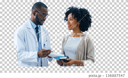 薬局カウンターでの顧客相談薬剤師 - ヘルスケアと服薬アドバイスのコンセプト 136887547