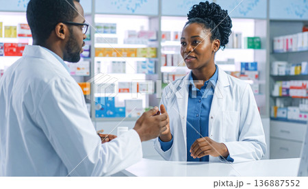 薬局カウンターでの顧客相談薬剤師 - ヘルスケアと服薬アドバイスのコンセプト 136887552