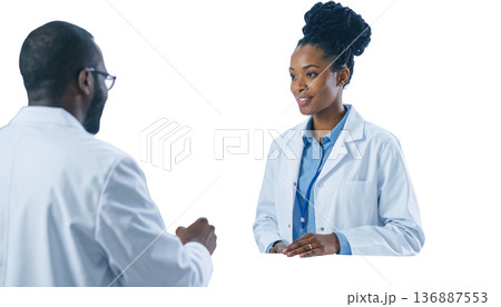 薬局カウンターでの顧客相談薬剤師 - ヘルスケアと服薬アドバイスのコンセプト 136887553