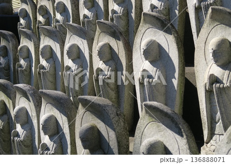 寺に祀られた水子地蔵尊 136888071