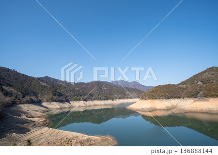 貯水率が下がったさめうら湖 136888144