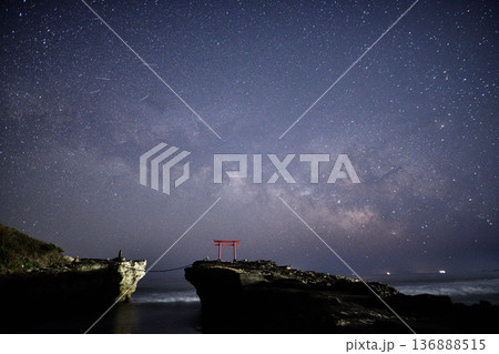 鳥居に昇る天の川　＜白濱神社＞ 136888515