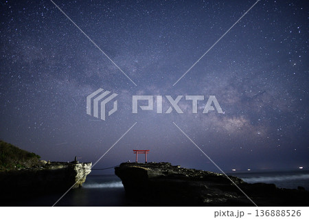 鳥居に昇る天の川　＜白濱神社＞ 136888526