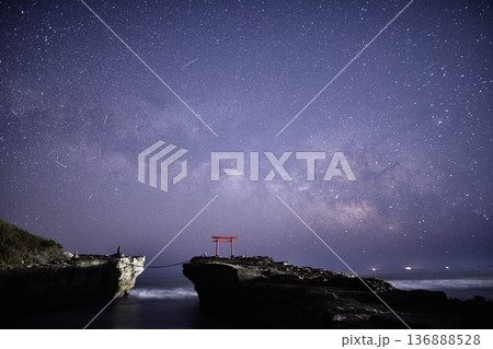 鳥居に昇る天の川　＜白濱神社＞ 136888528