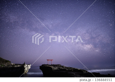 鳥居に昇る天の川　＜白濱神社＞ 136888551