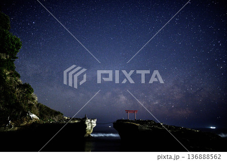 鳥居に昇る天の川　＜白濱神社＞ 136888562