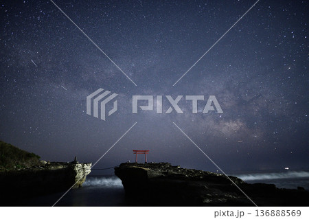 鳥居に昇る天の川　＜白濱神社＞ 136888569