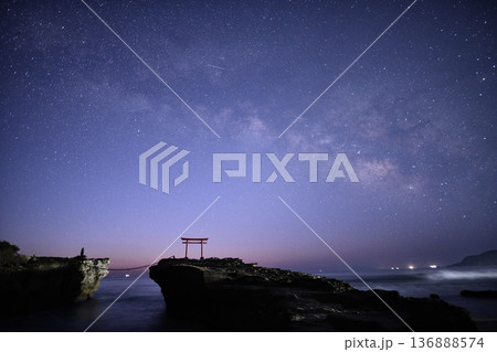 鳥居に昇る天の川　＜白濱神社＞ 136888574