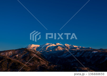 夕照の御嶽山　岐阜県 下呂市 小坂町 御嶽パノラマラインから 136888650