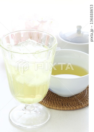 アイスグリーンティーと温かい緑茶 アイスグリーンティーと温かい緑茶 136888653