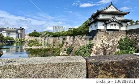 大阪府大阪市の大阪城の石垣と櫓 136888811
