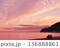 茜色に染まる夕暮れの穏やかな海岸 136888861