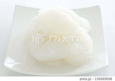 お皿にのせたしらたき 136889096