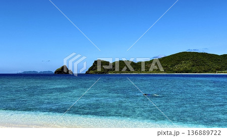 沖縄県慶良間諸島安慶名敷島の海岸 沖縄県慶良間諸島安慶名敷島の海岸 136889722