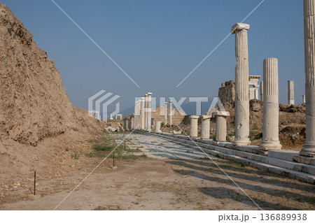 Exploring the Ruins of Laodikeia, an Ancient Town With Historic Columns and Remnants Under a Clear Blue Sky 136889938