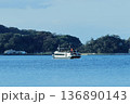 横須賀の夕景と観光船のシルエット 136890143