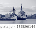 横須賀の海に浮かぶ迫力ある護衛艦 136890144