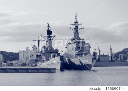 横須賀の海に浮かぶ迫力ある護衛艦 横須賀の海に浮かぶ迫力ある護衛艦 136890144