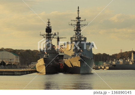 青空と夕日に照らされる護衛艦の雄姿 136890145