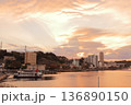 茜色に染まる海辺の街と停泊する船 136890150