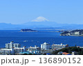 青い空と海、富士山の美しいコントラスト 136890152