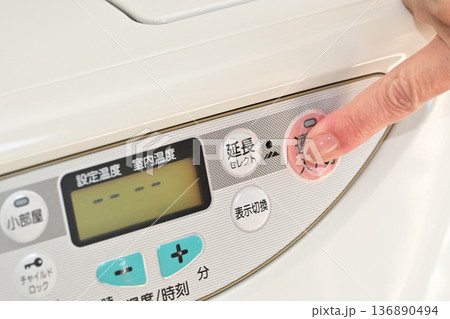 石油ファンヒーターのスイッチを操作するイメージ 石油ファンヒーターのスイッチを操作するイメージ 136890494