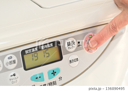 石油ファンヒーターのスイッチを操作するイメージ 石油ファンヒーターのスイッチを操作するイメージ 136890495