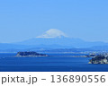 湘南の海越しに望む冠雪の富士山と江の島 136890556