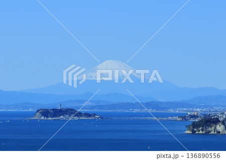 湘南の海越しに望む冠雪の富士山と江の島 湘南の海越しに望む冠雪の富士山と江の島 136890556
