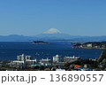 江の島と富士山のコントラストが美しい冬の相模湾 136890557