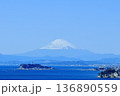 日本の象徴・富士山と湘南のシンボル江の島 136890559