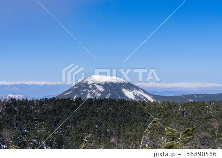 厳冬期の北横岳から見た蓼科山と北アルプス01 136890586