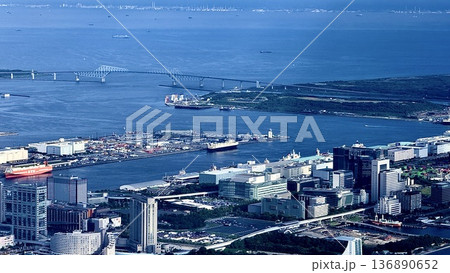空撮した東京湾周辺のベイエリア 空撮した東京湾周辺のベイエリア 136890652