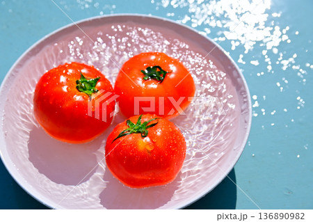流水で水滴がついた冷えたトマト 136890982