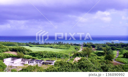 沖縄県多良間島にある八重山遠見展望台から見た風景 沖縄県多良間島にある八重山遠見展望台から見た風景 136890992
