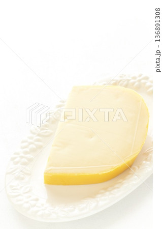 カットしたゴーダチーズ カットしたゴーダチーズ 136891308