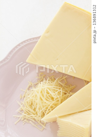 カットしたゴーダチーズ 136891312