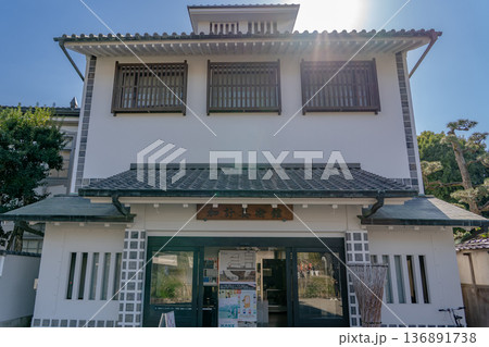 倉敷芸術科学大学加計美術館　倉敷美観地区観光（白壁の蔵屋敷、柳並木のレトロモダンな街並み） 136891738