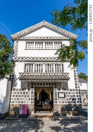 倉敷考古館　倉敷美観地区観光（白壁の蔵屋敷、柳並木のレトロモダンな街並み） 136891742