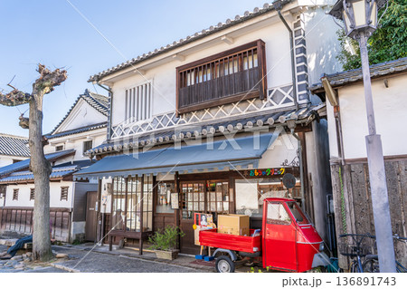 小さなおもちゃ屋 伊勢屋 倉敷美観地区観光(白壁の蔵屋敷、柳並木のレトロモダンな街並み) 小さなおもちゃ屋 伊勢屋 倉敷美観地区観光(白壁の蔵屋敷、柳並木のレトロモダンな街並み) 136891743