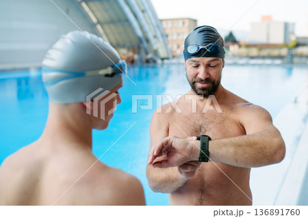 Father and teenage son enjoying swim training together. 136891760
