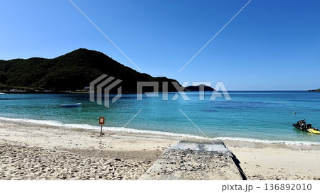 沖縄県慶良間諸島渡嘉敷島の阿波連ビーチ 136892010