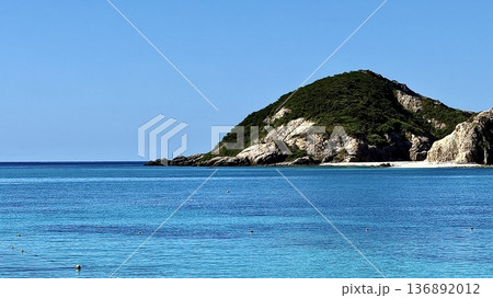 沖縄県慶良間諸島渡嘉敷島の阿波連ビーチ 136892012