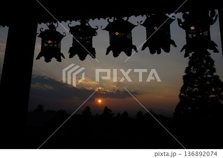 東大寺二月堂の夕暮れ 東大寺二月堂の夕暮れ 136892074