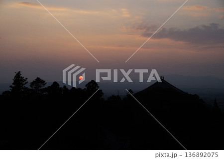 東大寺二月堂の夕暮れ 東大寺二月堂の夕暮れ 136892075