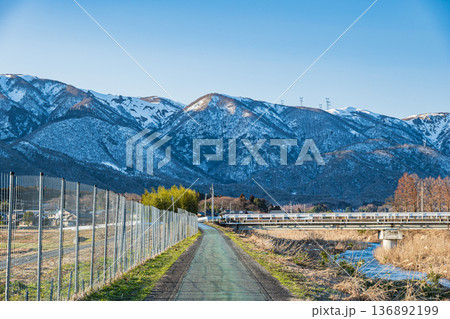 浅春の知内川と残雪の野坂山地 滋賀県高島市マキノ町 浅春の知内川と残雪の野坂山地 滋賀県高島市マキノ町 136892199