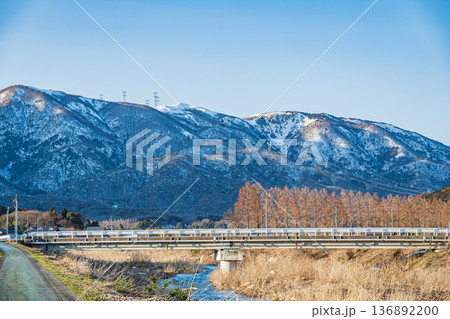 浅春の知内川と残雪の野坂山地 滋賀県高島市マキノ町 浅春の知内川と残雪の野坂山地 滋賀県高島市マキノ町 136892200
