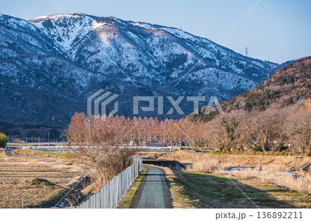 知内川沿いのサイクリングロードと残雪の野坂山地 滋賀県高島市マキノ町 知内川沿いのサイクリングロードと残雪の野坂山地 滋賀県高島市マキノ町 136892211