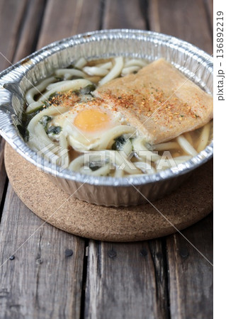 アルミ鍋に入っているレトルトのキツネ鍋焼きうどん アルミ鍋に入っているレトルトのキツネ鍋焼きうどん 136892219